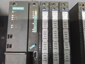 Siemens S7-400 PLC rack met diverse componenten