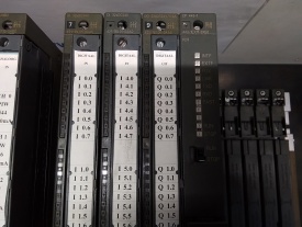 Siemens S7-400 PLC rack met diverse componenten